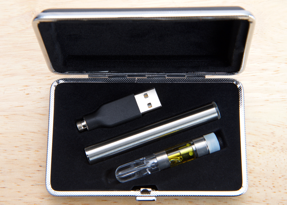 Vaping,Pen,With,Oil,In,A,Velvet,Lined,Case,That